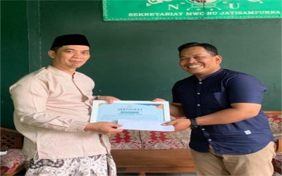 MIS NURUL FURQON MEMBERIKAN REWARD KEPADA GURU TERINOVATIF